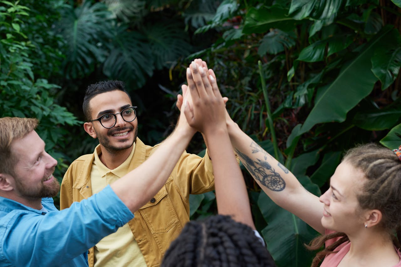 Menschen geben sich High-Five als Gruppe